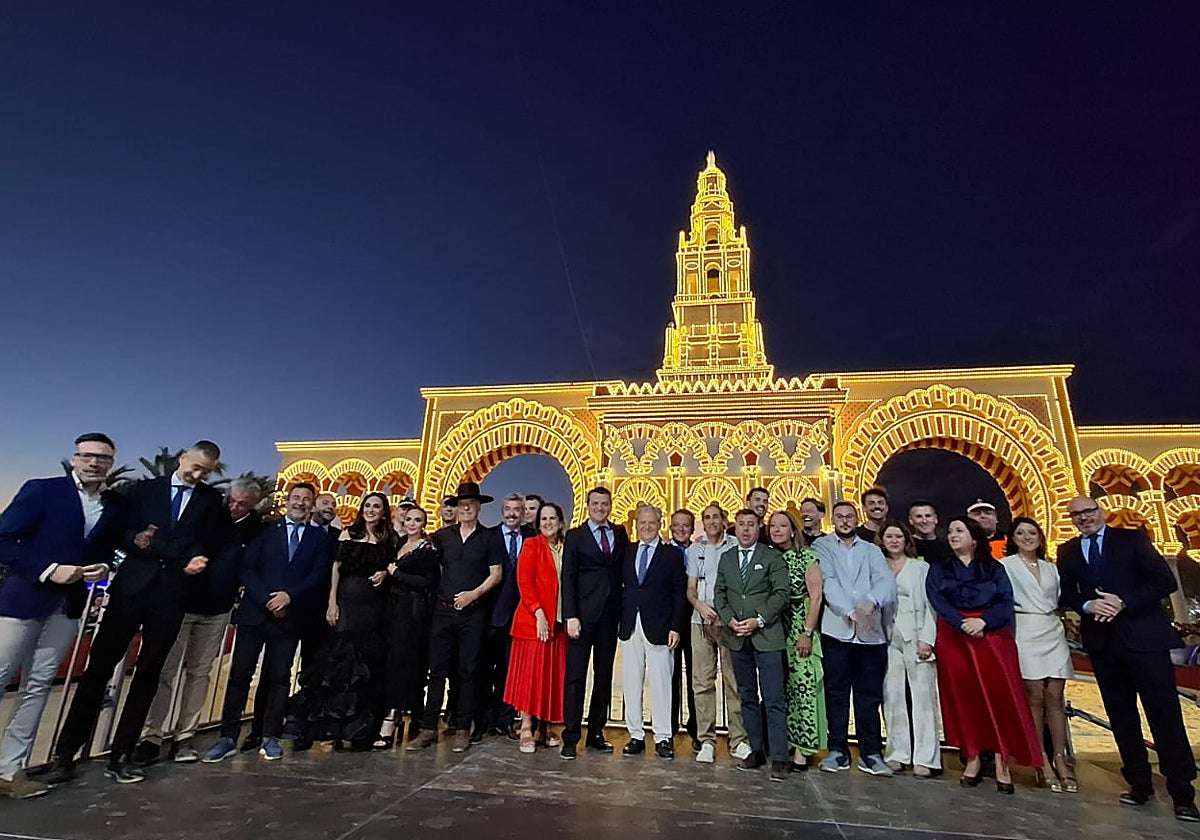 Autoridades delante de la portada