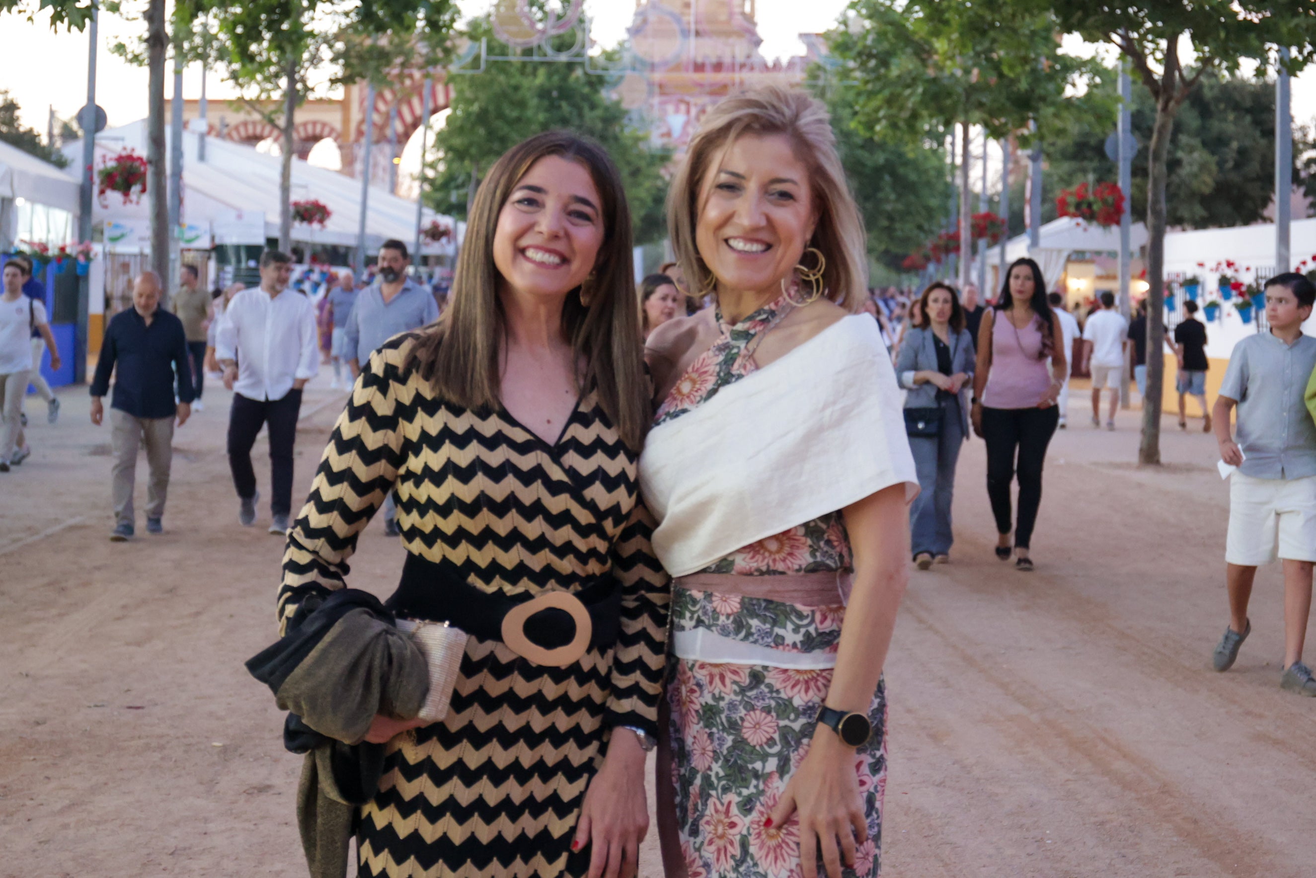 El espectacular ambiente en la primera noche de la Feria de Córdoba 2025, en imágenes