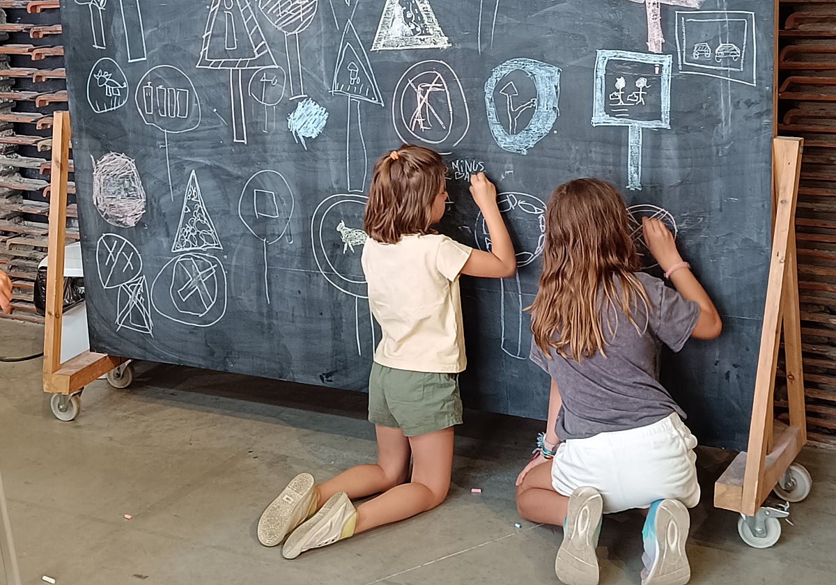 Dos niños jugando en Matadero Madrid