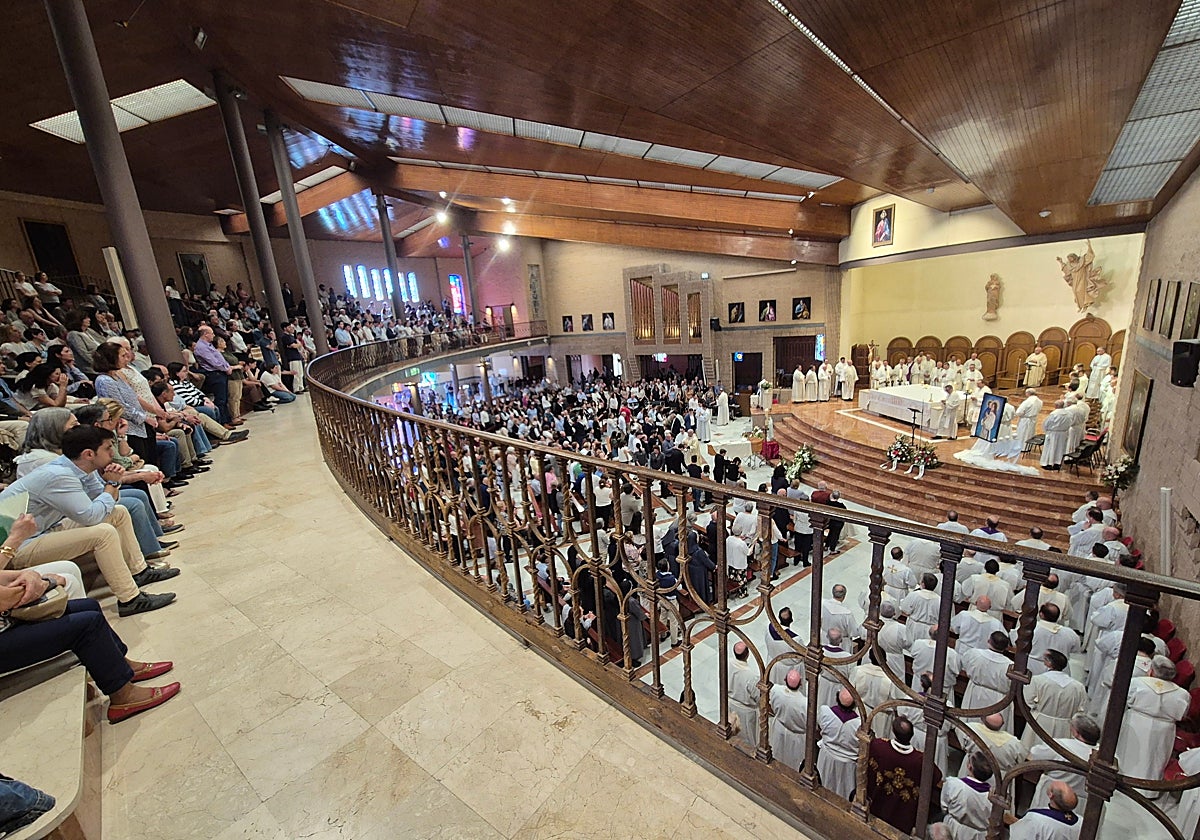 Junto a los sacerdotes, muchos jóvenes de la diócesis han asistido al sepelio