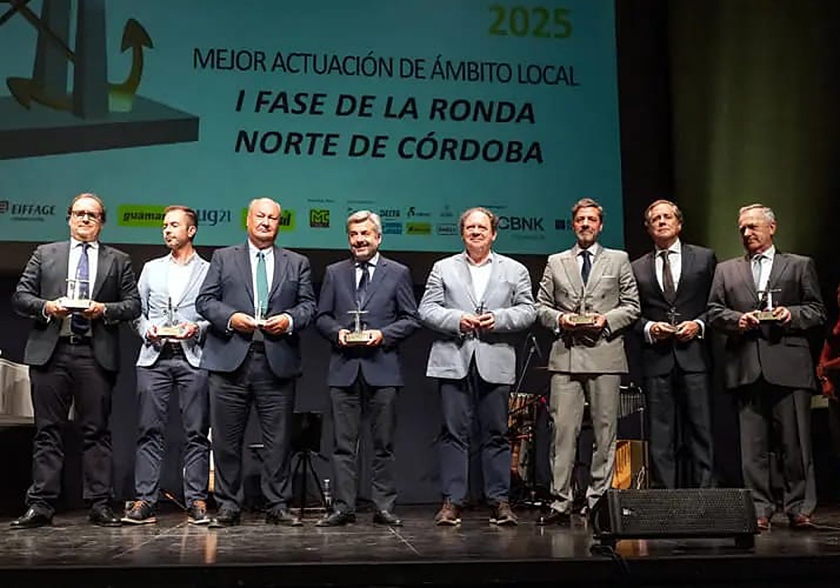 Responsables de la Gerencia de Urbanismo y del proyecto y obra de la Ronda Norte tras recibir el premio