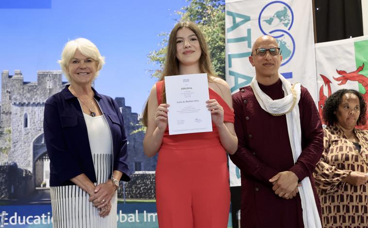 Imagen principal - La tutora de la Infanta Sofía, en su graduación en Gales: «Echaremos mucho de menos su calidez y espíritu vibrante»