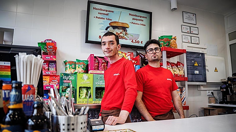 Ambos jóvenes, tras la barra