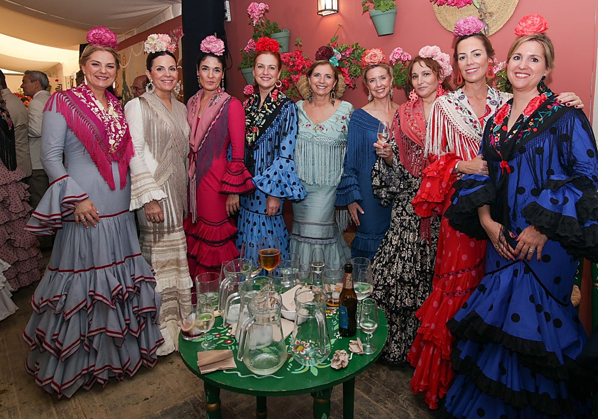 Un grupo de mujeres en una caseta de la Feria de Córdoba