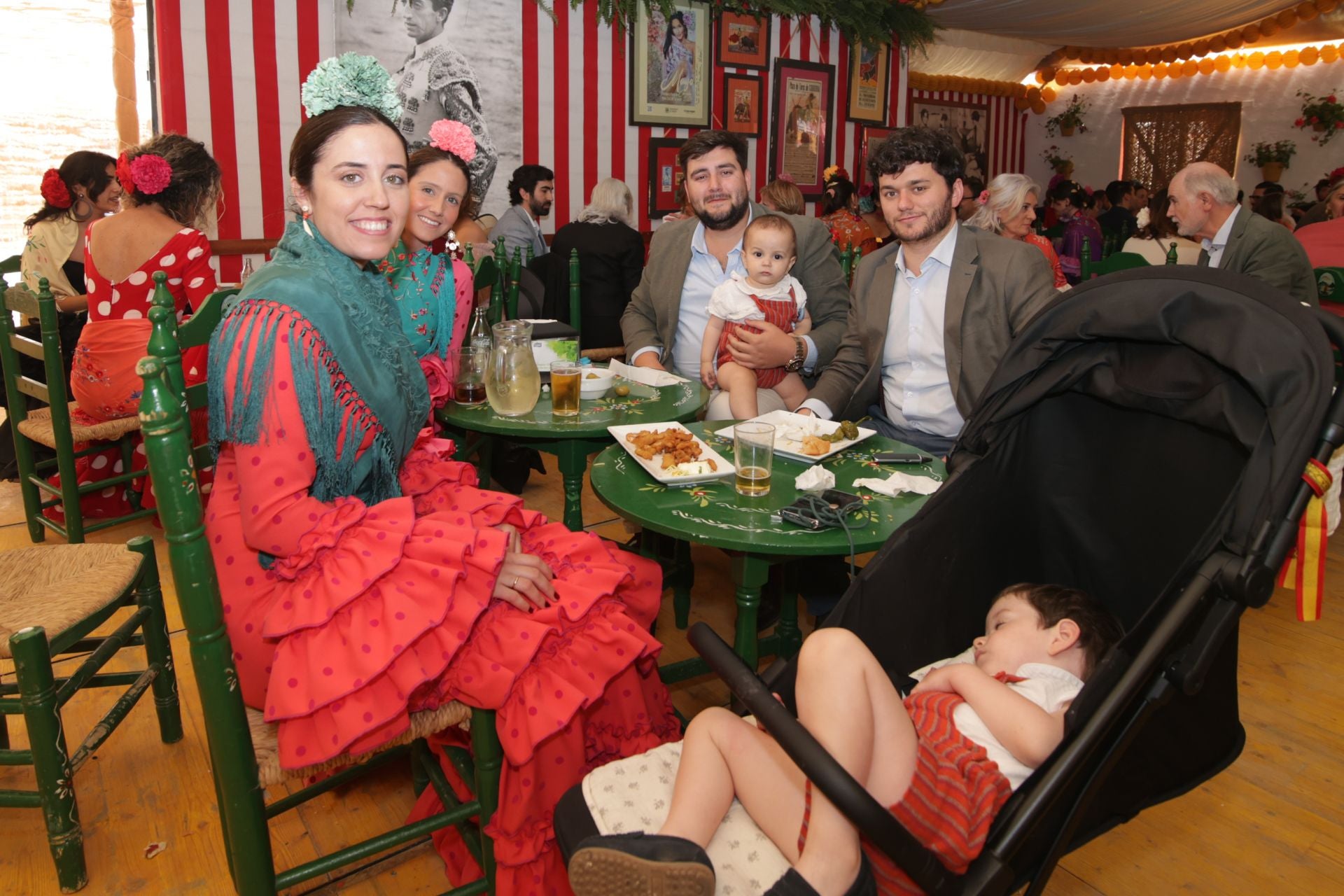 Las mejores imágenes del gran ambiente en las casetas de la Feria de Córdoba este sábado