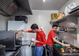 Un bar para derribar la puerta de la discapacidad: «A veces no nos dejan crecer, pero somos capaces»
