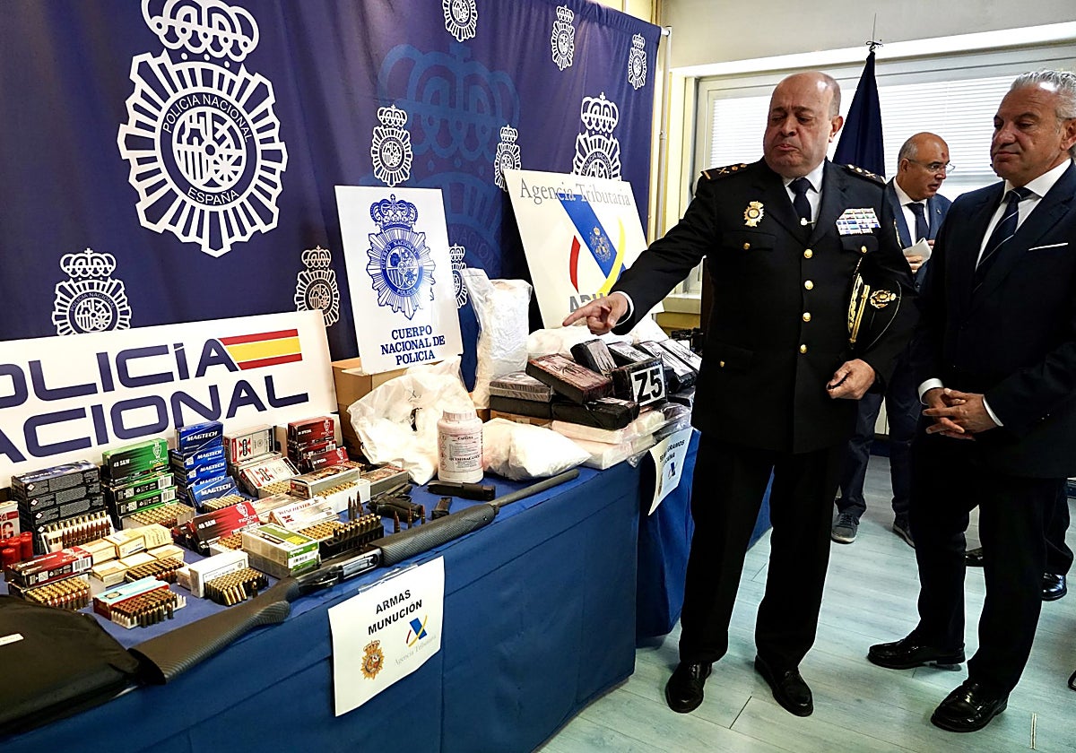 El jefe Superior de de la Policía Nacional en Castilla y León, Juan Carlos Hernández, y el delegado del Gobierno, Nicanor Sen, con parte del material incautado