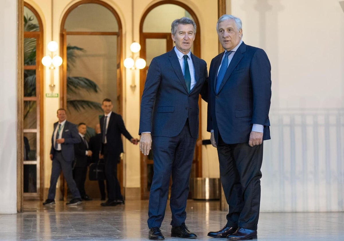 El líder del PP, Alberto Núñez Feijóo, junto al ministro italiano de Exteriores, Antonio Tajani