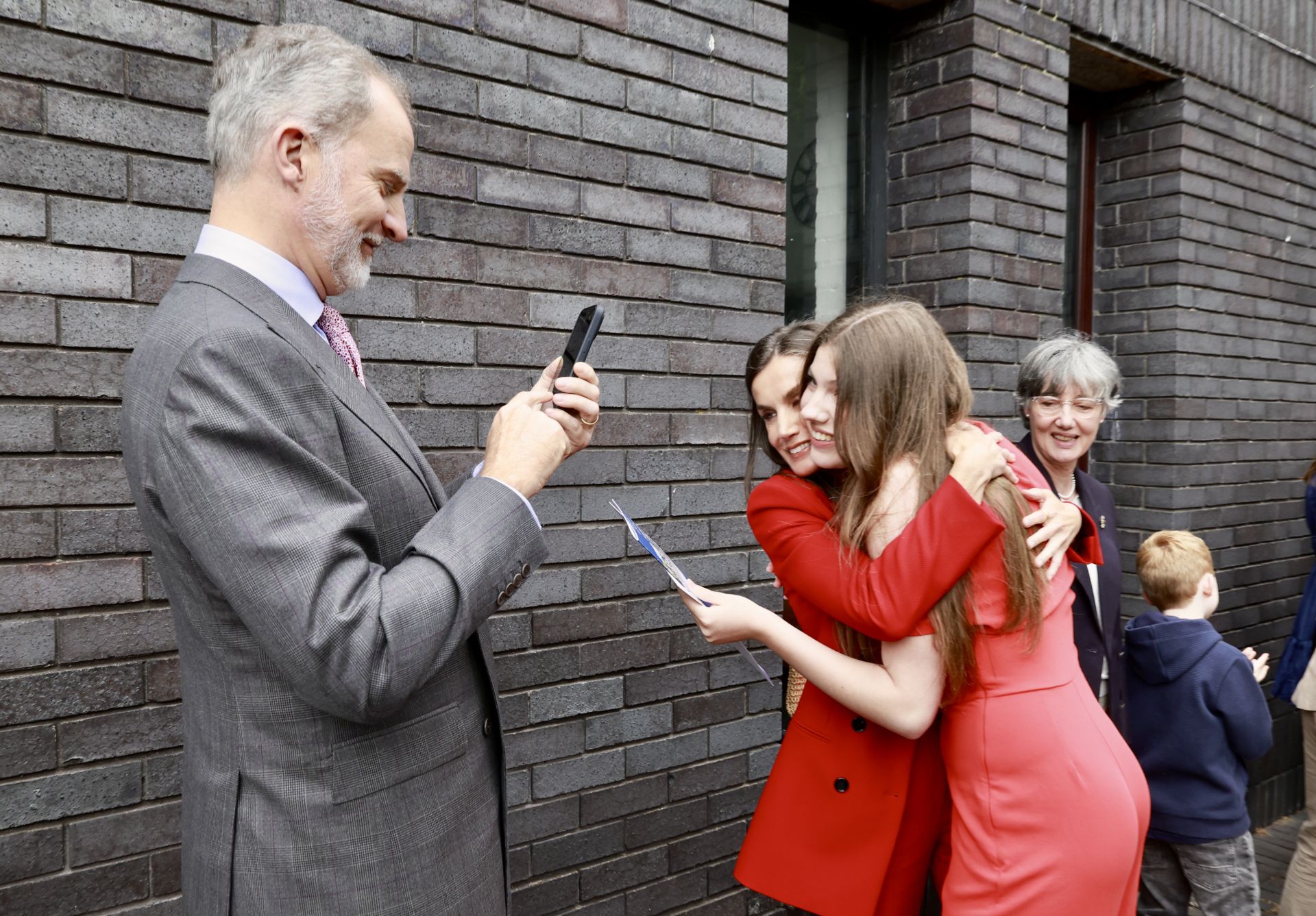 El Rey Felipe VI, hace una fotografía a su hija la Infanta Sofía y la Reina Letizia. 