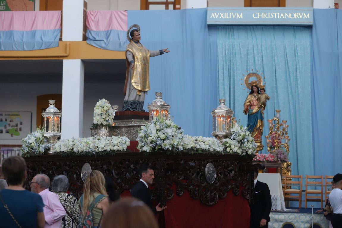 La procesión y la misa de María Auxiliadora de Córdoba, en imágenes