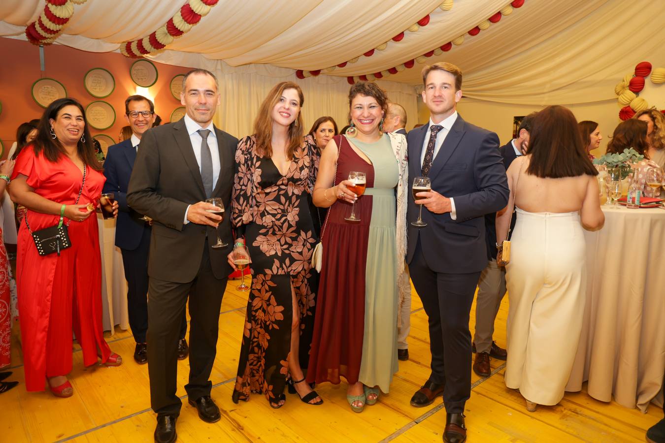 El espectacular ambiente en la primera noche de la Feria de Córdoba 2025, en imágenes