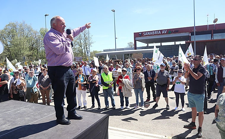 Imagen principal - Sanabria, «indignada» por la supresión de las paradas del AVE: «Estamos hartos de que nos jodan»