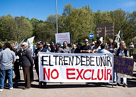Imagen secundaria 1 - Sanabria, «indignada» por la supresión de las paradas del AVE: «Estamos hartos de que nos jodan»