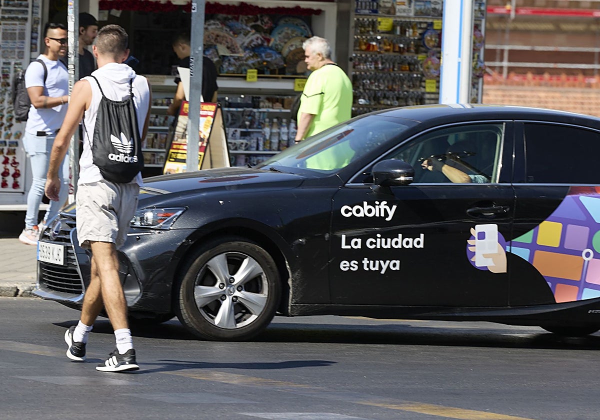 Un vehículo VTC circulando por Madrid