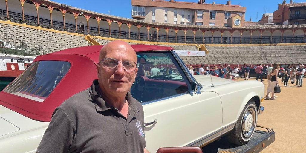 Un descapotable de Palomo Linares, la joya de la concentración de coches clásicos de la plaza de toros de Toledo