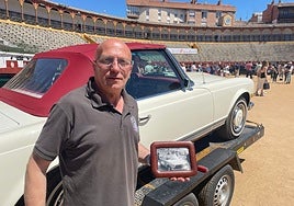 Un descapotable de Palomo Linares, la joya de la  concentración de coches clásicos de la plaza de toros de Toledo