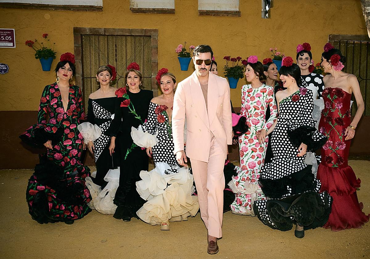 El diseñador junto a las clientas que portan los nuevos trajes de su colección