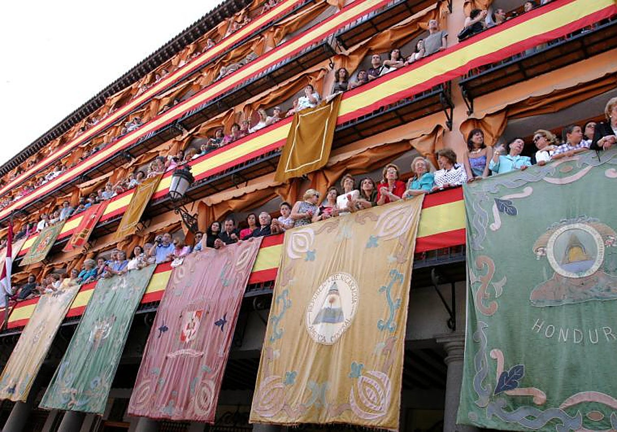 Cada año los balcones de la Delegación del Gobierno se llenan de invitados para presenciar la procesión