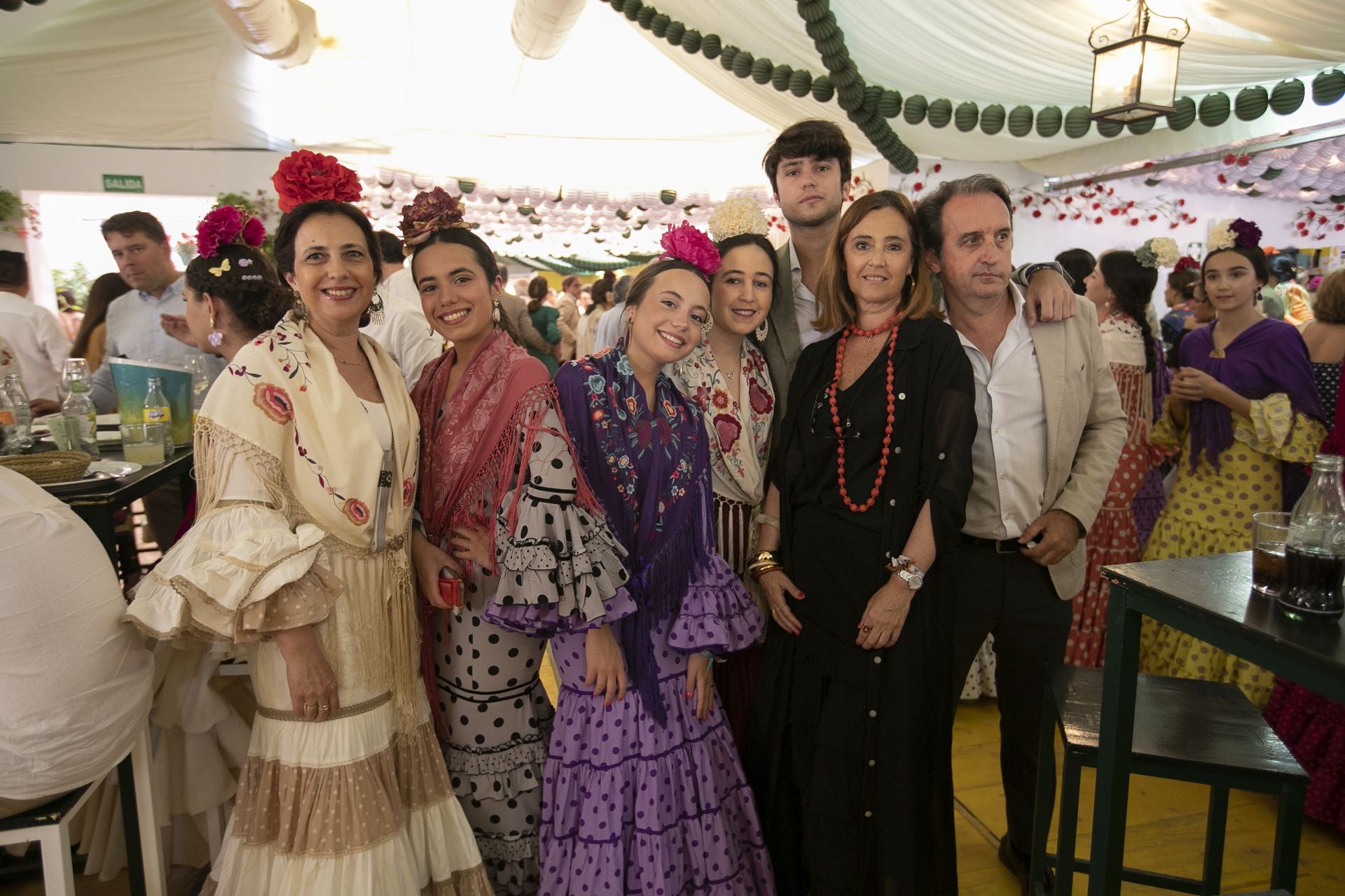 La alegría en las casetas del Domingo de la Feria de Córdoba, en imágenes