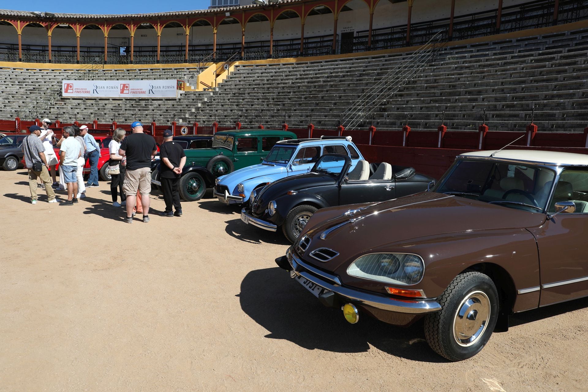 Más de cien coches clásicos se exhiben en Toledo a beneficio de Apanas