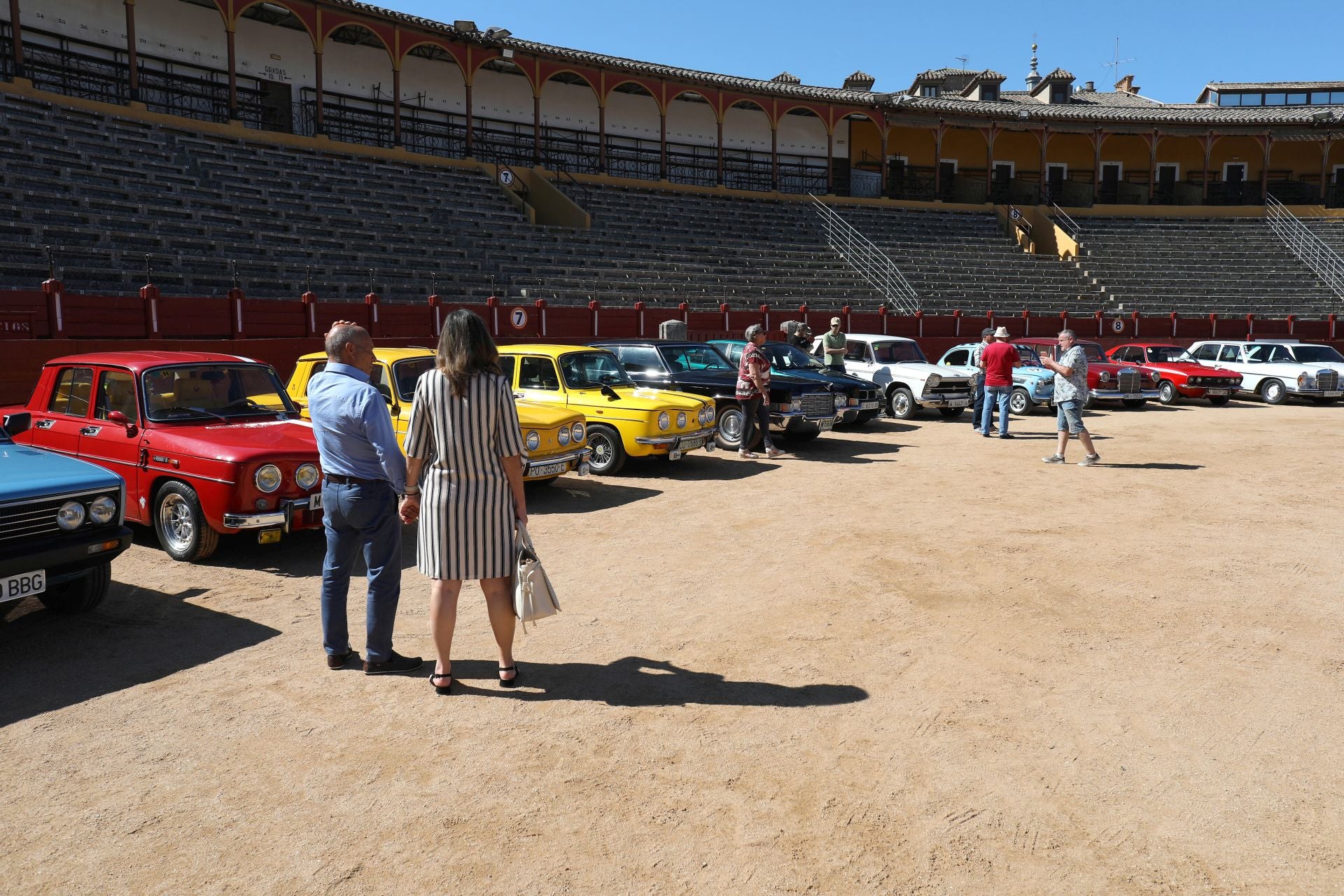 Más de cien coches clásicos se exhiben en Toledo a beneficio de Apanas