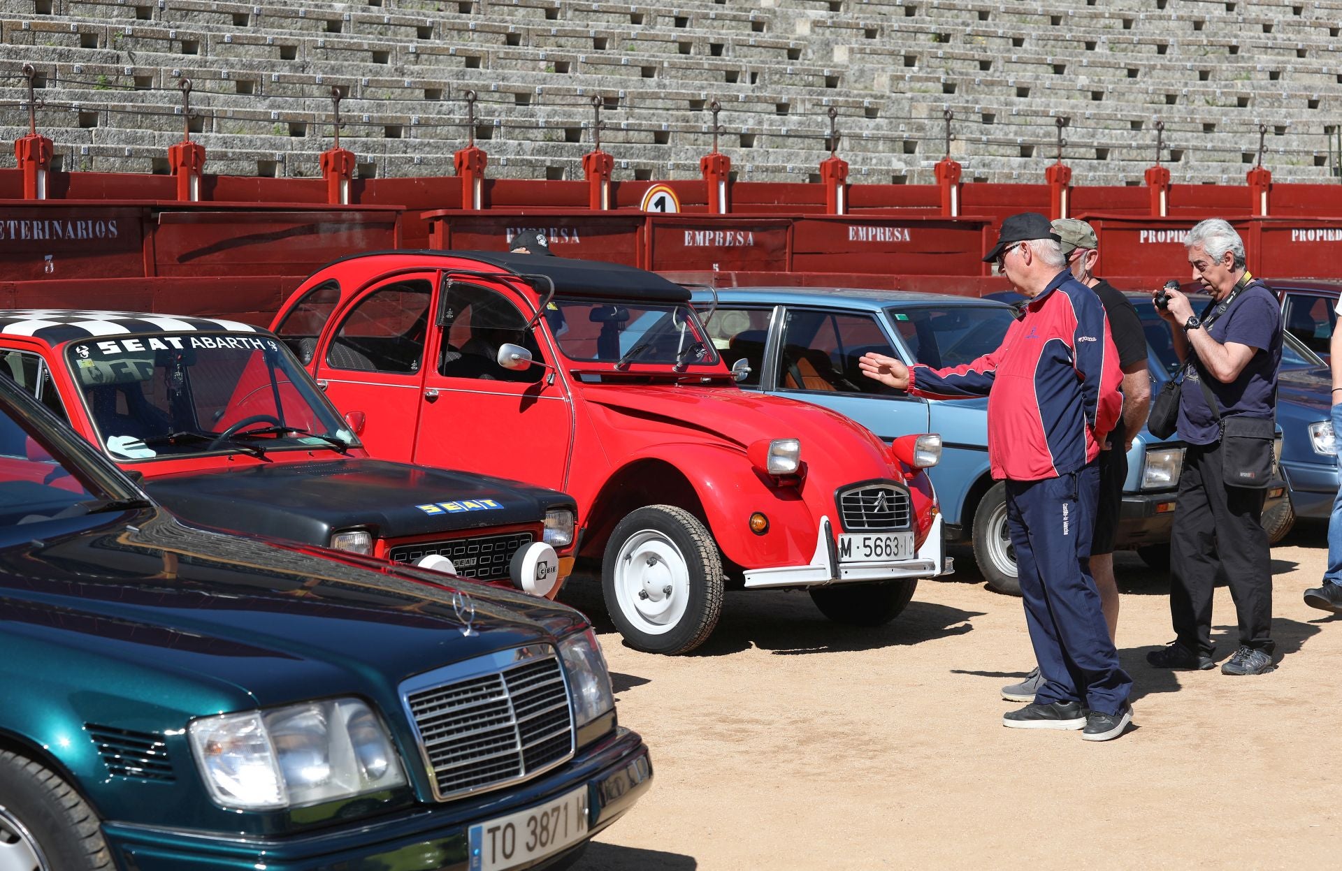 Más de cien coches clásicos se exhiben en Toledo a beneficio de Apanas