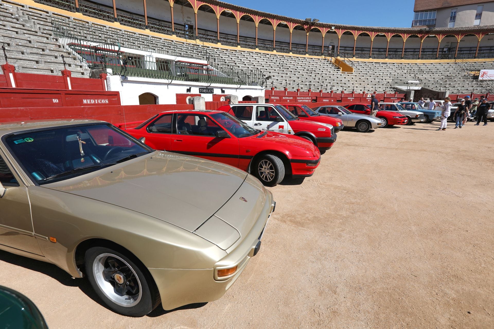 Más de cien coches clásicos se exhiben en Toledo a beneficio de Apanas