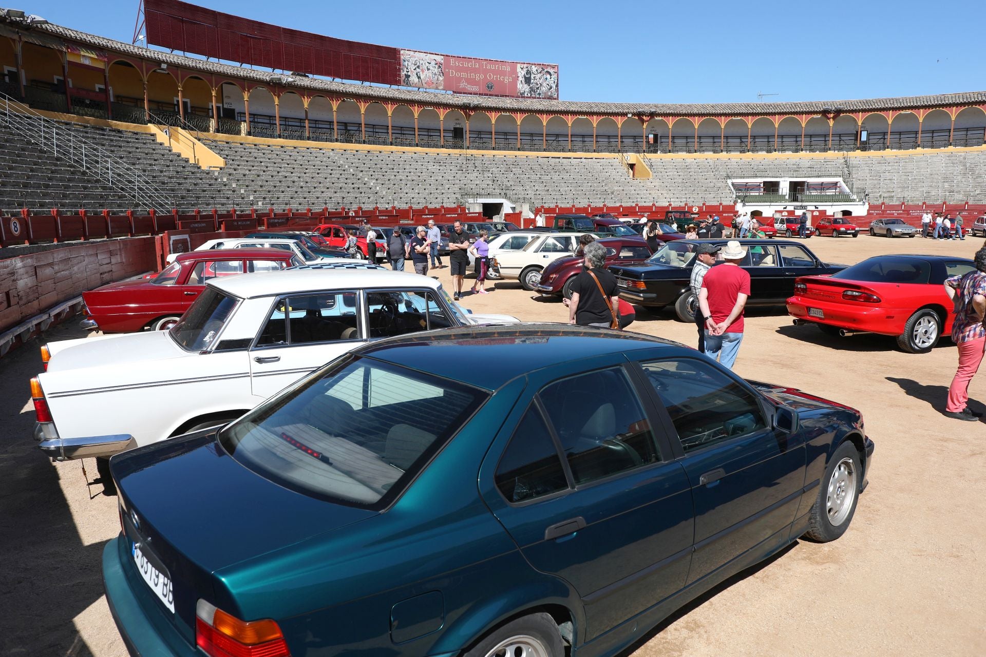 Más de cien coches clásicos se exhiben en Toledo a beneficio de Apanas