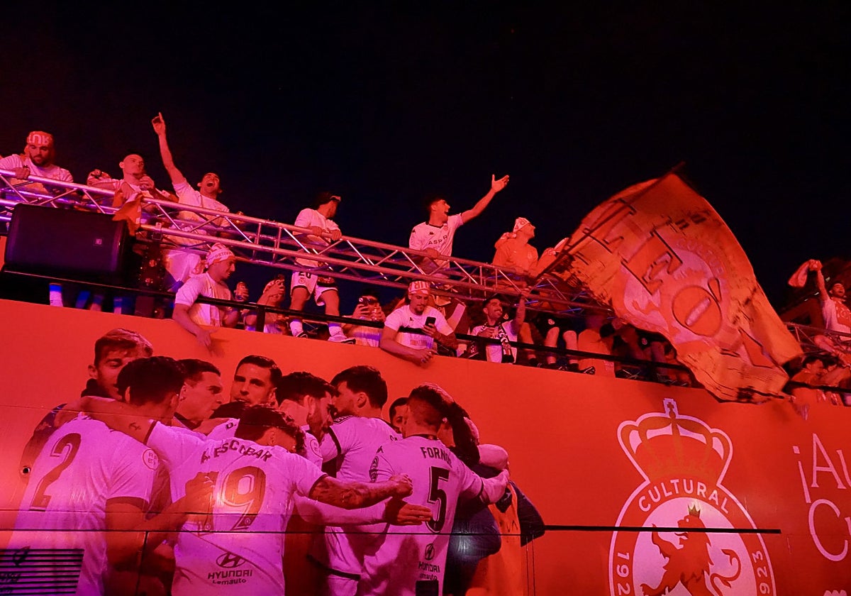 León se echa a la calle para celebrar el ascenso de la Cultural a ...