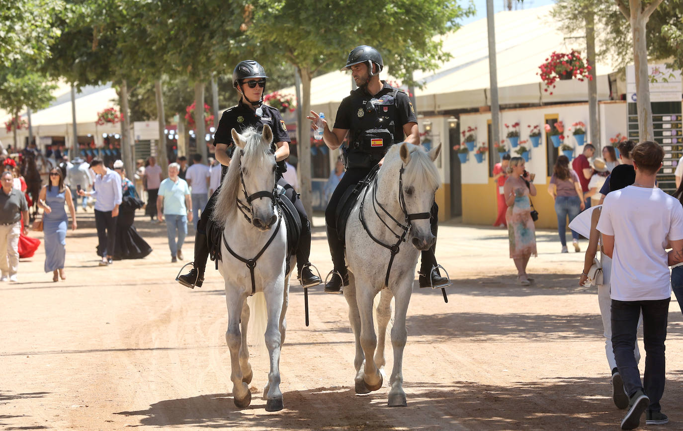 Ambiente de gala en el domingo de Feria de Córdoba, en imágenes