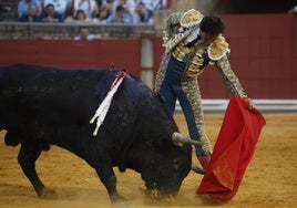 Ambiente de lujo y dos puertas grandes en la corrida de la Feria de Córdoba, en imágenes