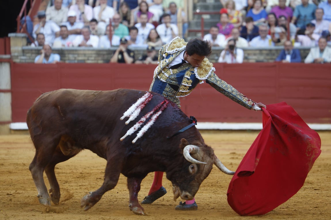 Ambiente de lujo y dos puertas grandes en la corrida de la Feria de Córdoba, en imágenes