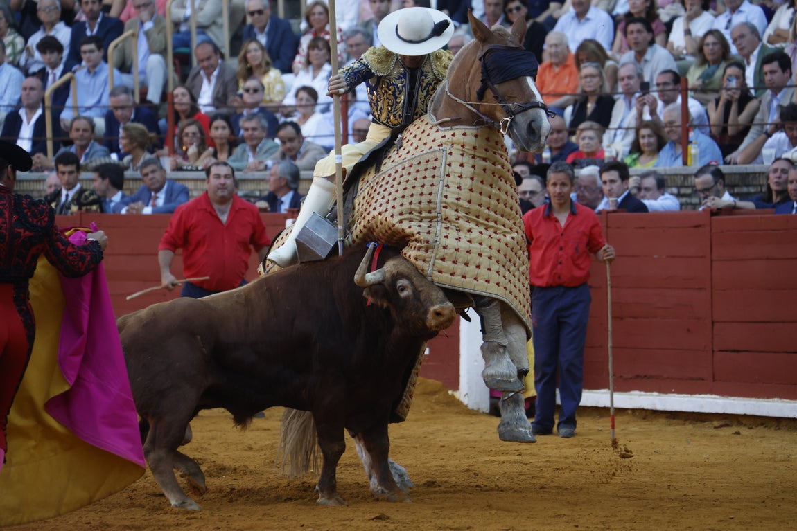 Ambiente de lujo y dos puertas grandes en la corrida de la Feria de Córdoba, en imágenes