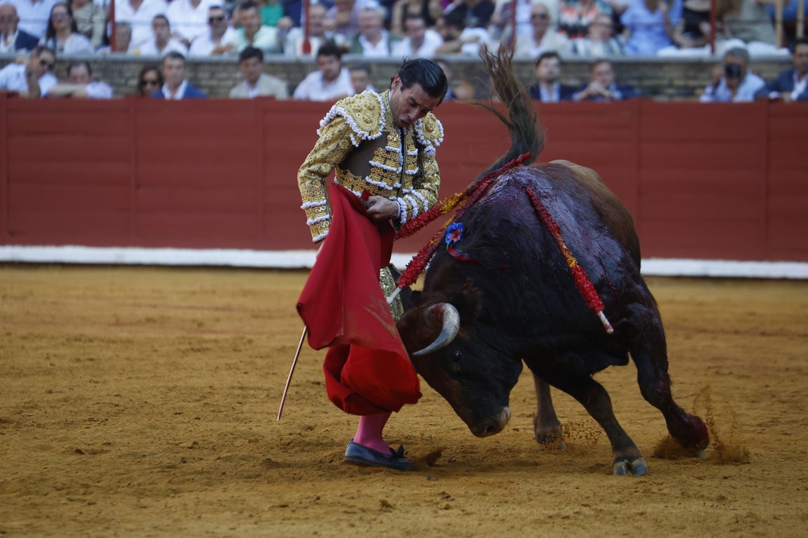 Ambiente de lujo y dos puertas grandes en la corrida de la Feria de Córdoba, en imágenes