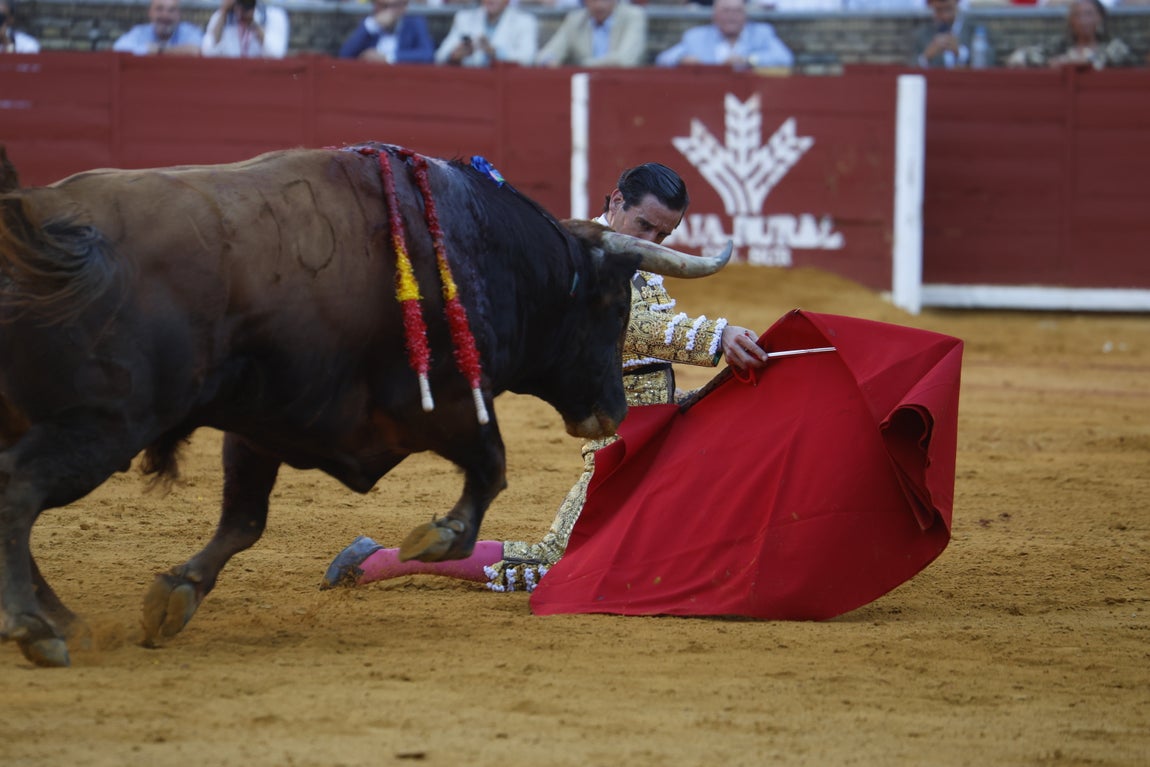 Ambiente de lujo y dos puertas grandes en la corrida de la Feria de Córdoba, en imágenes