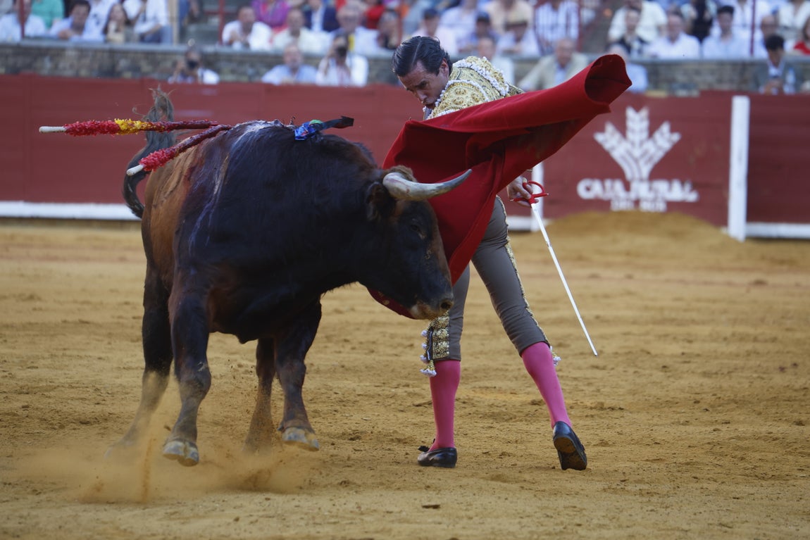 Ambiente de lujo y dos puertas grandes en la corrida de la Feria de Córdoba, en imágenes