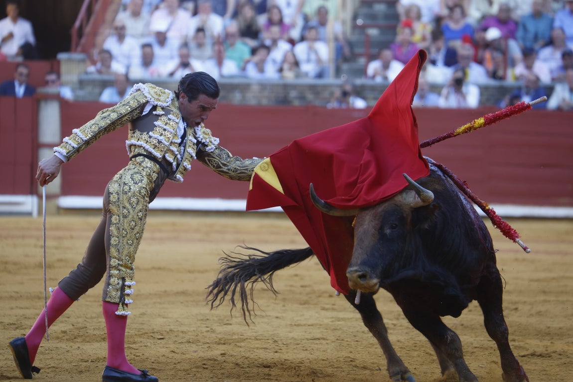Ambiente de lujo y dos puertas grandes en la corrida de la Feria de Córdoba, en imágenes