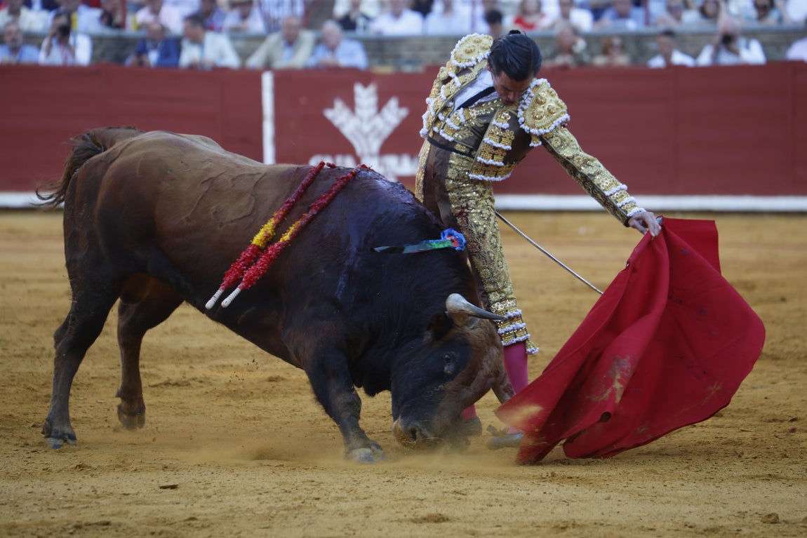 Ambiente de lujo y dos puertas grandes en la corrida de la Feria de Córdoba, en imágenes