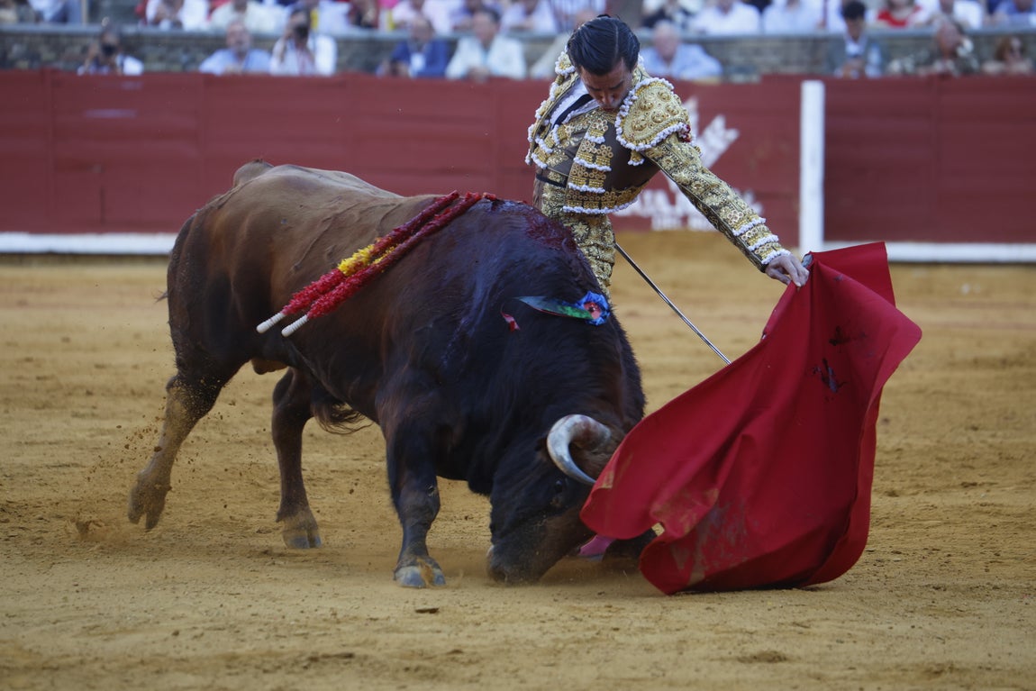 Ambiente de lujo y dos puertas grandes en la corrida de la Feria de Córdoba, en imágenes