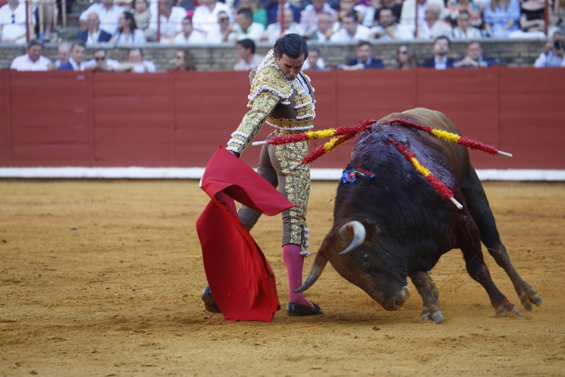 Ambiente de lujo y dos puertas grandes en la corrida de la Feria de Córdoba, en imágenes