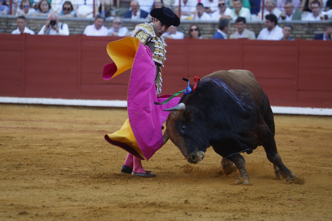 Ambiente de lujo y dos puertas grandes en la corrida de la Feria de Córdoba, en imágenes
