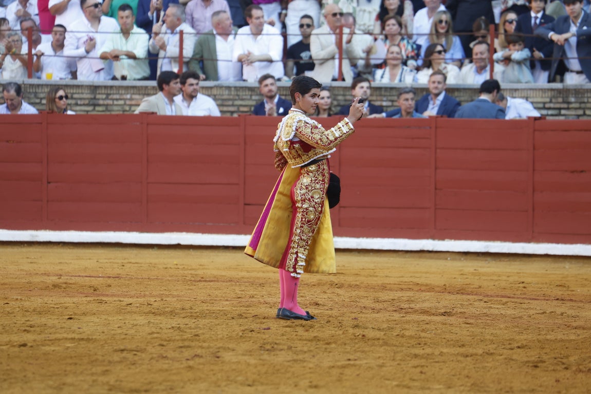 Ambiente de lujo y dos puertas grandes en la corrida de la Feria de Córdoba, en imágenes