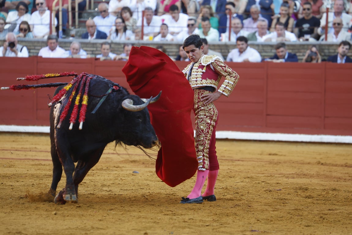 Ambiente de lujo y dos puertas grandes en la corrida de la Feria de Córdoba, en imágenes