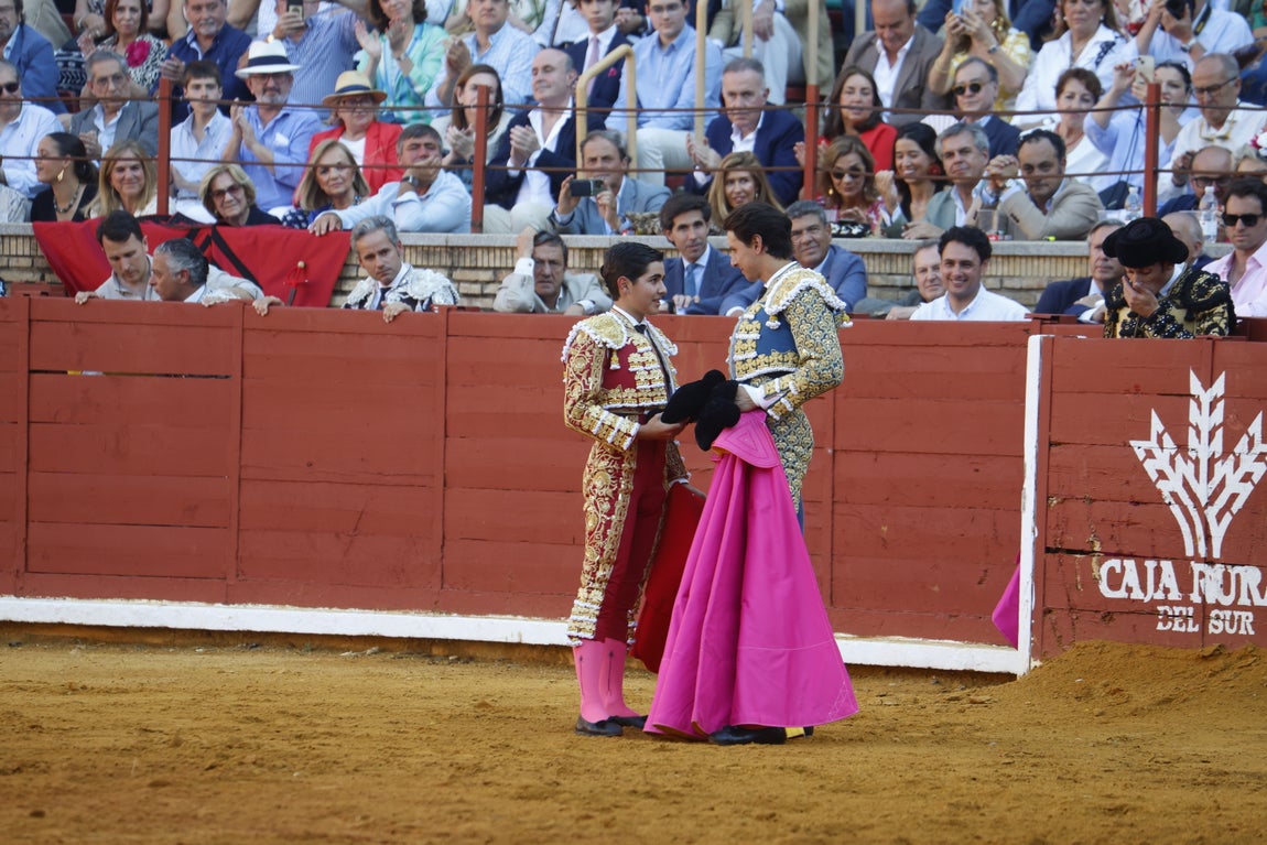 Ambiente de lujo y dos puertas grandes en la corrida de la Feria de Córdoba, en imágenes