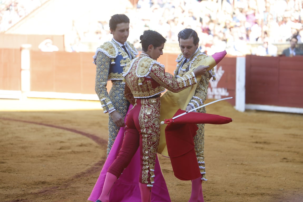 Ambiente de lujo y dos puertas grandes en la corrida de la Feria de Córdoba, en imágenes