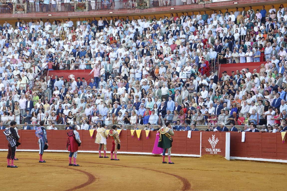 Ambiente de lujo y dos puertas grandes en la corrida de la Feria de Córdoba, en imágenes