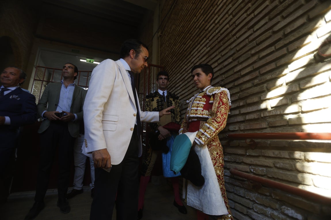 Ambiente de lujo y dos puertas grandes en la corrida de la Feria de Córdoba, en imágenes