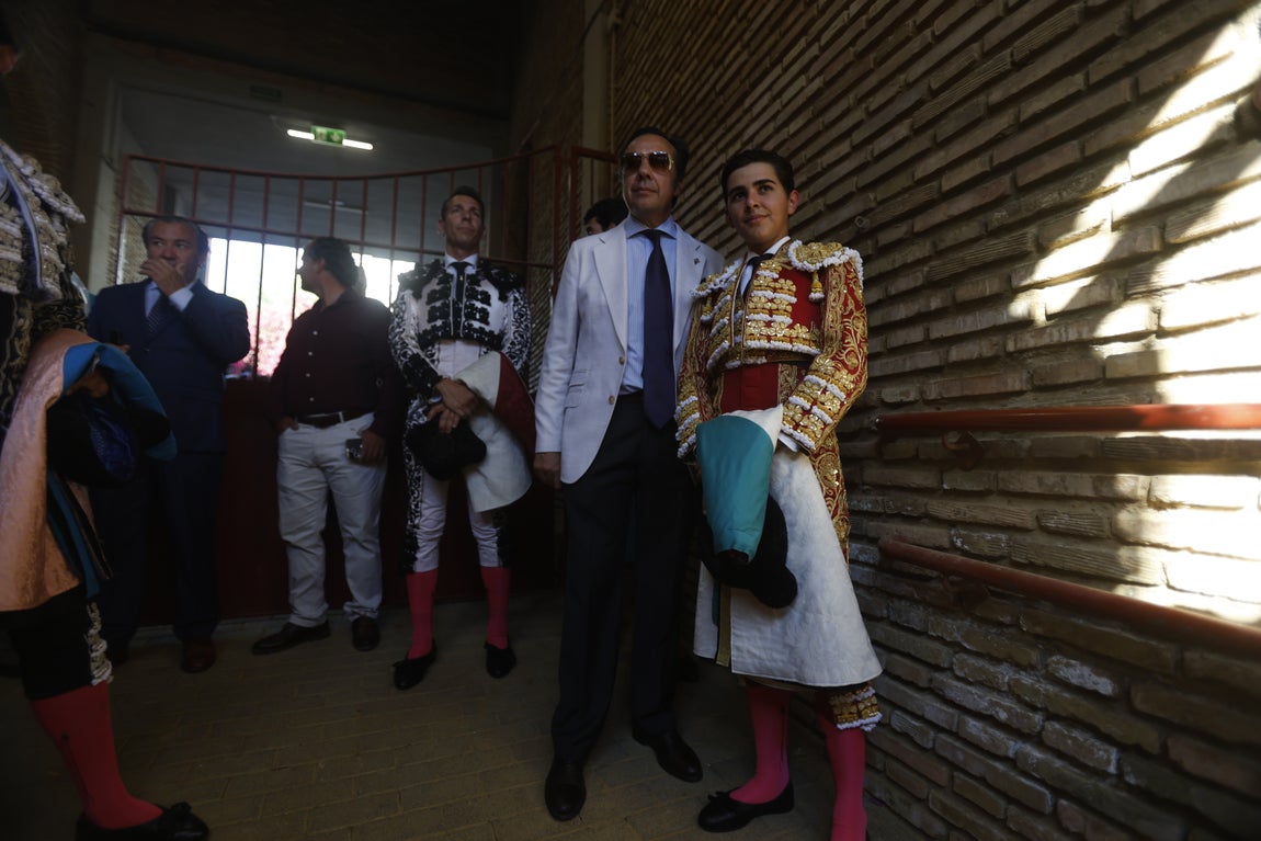 Ambiente de lujo y dos puertas grandes en la corrida de la Feria de Córdoba, en imágenes