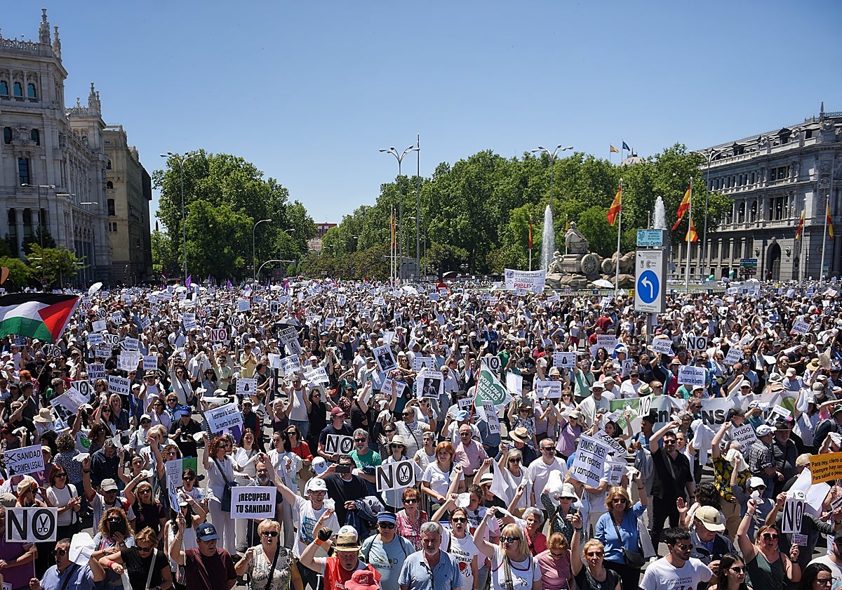 Miles de madrileños salen a la calle para reclamar una sanidad pública ...