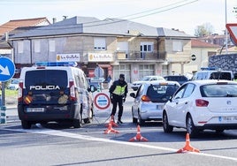 Se choca con un coche y se salta un control en Santander: acaba estrellado contra una columna tras triplicar la tasa de alcohol